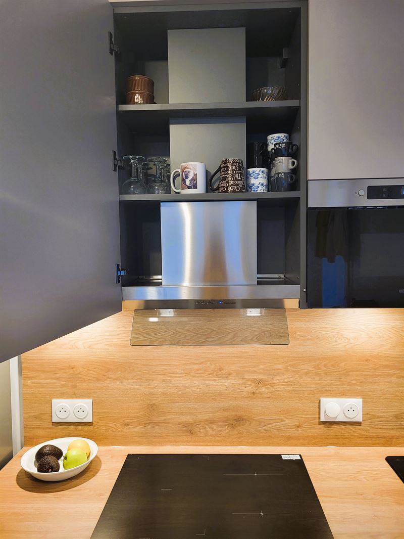 Cuisine ouverte de style moderne bois et beige à Orvault 6