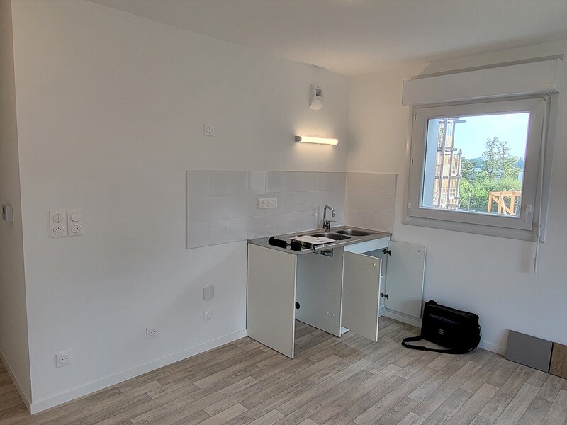 Cuisine ouverte de style moderne bois et beige à Orvault 7