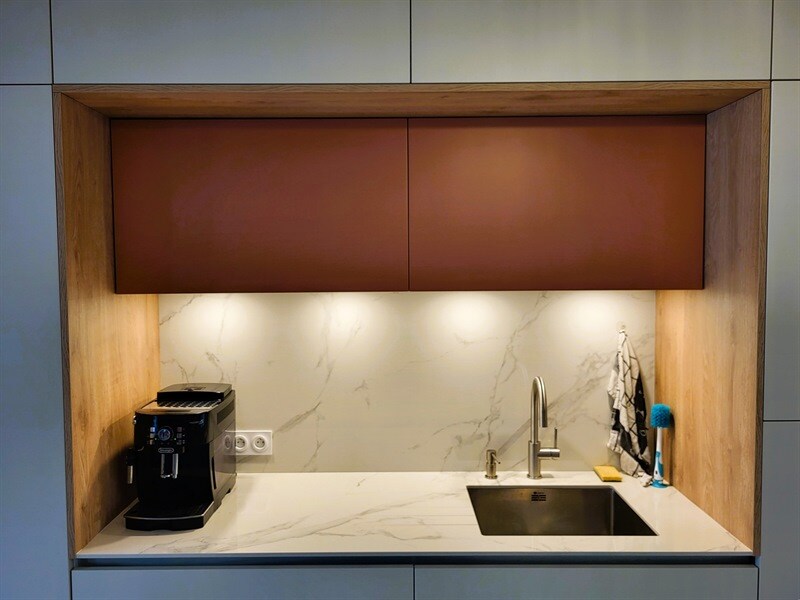Cuisine ouverte de style moderne beige à Nantes 2