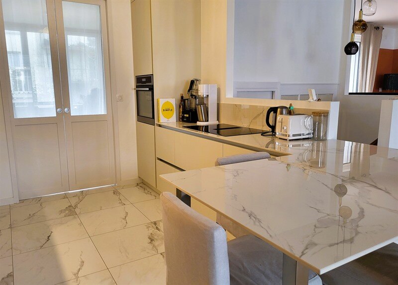 Cuisine ouverte de style moderne beige à Nantes 4