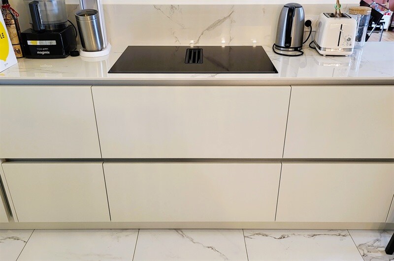 Cuisine ouverte de style moderne beige à Nantes 5