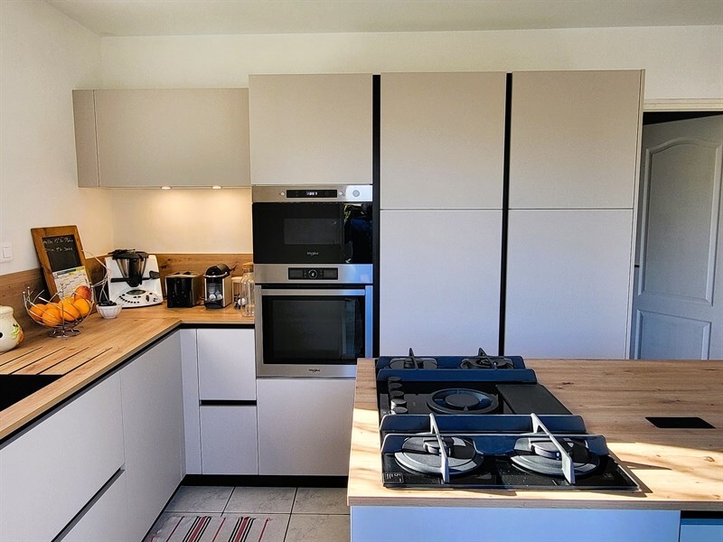 Cuisine moderne bois et beige à Château Thébaud | Raison Home - 2