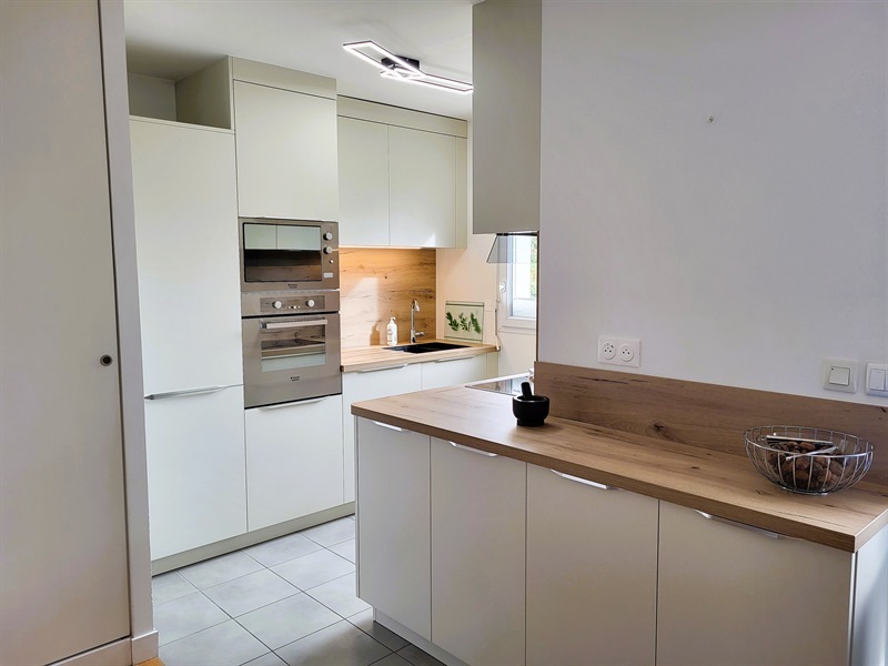 Cuisine ouverte bois et beige à Basse Goulaine | Raison Home - 1