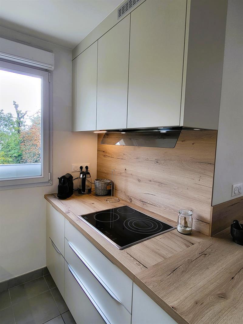 Cuisine ouverte bois et beige à Basse Goulaine | Raison Home - 3