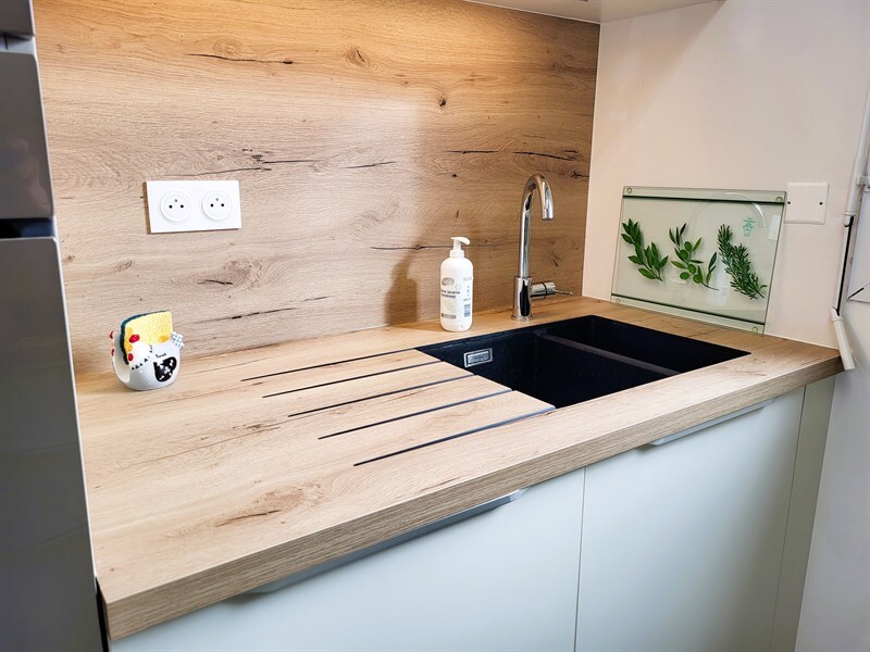 Cuisine ouverte bois et beige à Basse Goulaine | Raison Home - 4