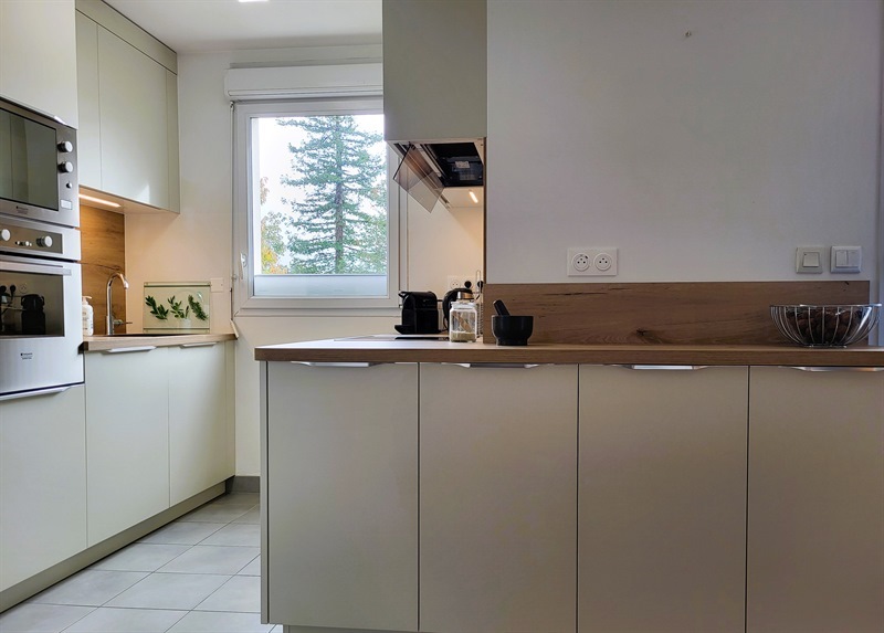 Cuisine ouverte bois et beige à Basse Goulaine | Raison Home - 6