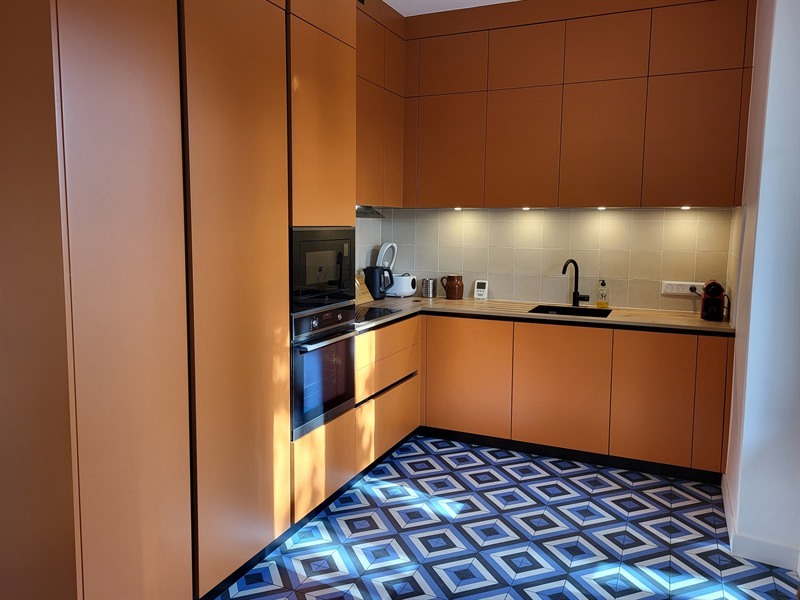 Cuisine en L moderne bois et orange à Nantes | Raison Home - 1