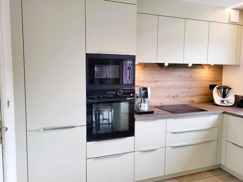 Cuisine ouverte de style moderne beige à Ligne | Raison Home - 2