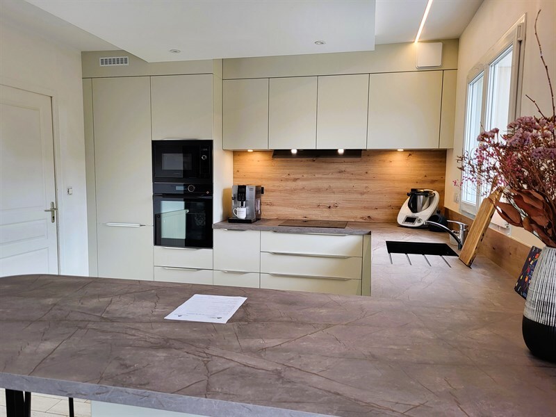 Cuisine ouverte de style moderne beige à Ligne | Raison Home - 3