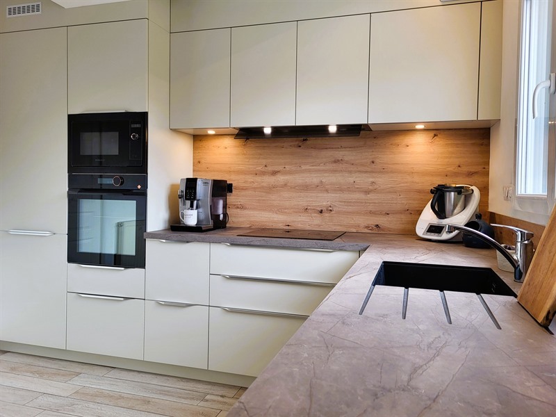 Cuisine ouverte de style moderne beige à Ligne | Raison Home - 4