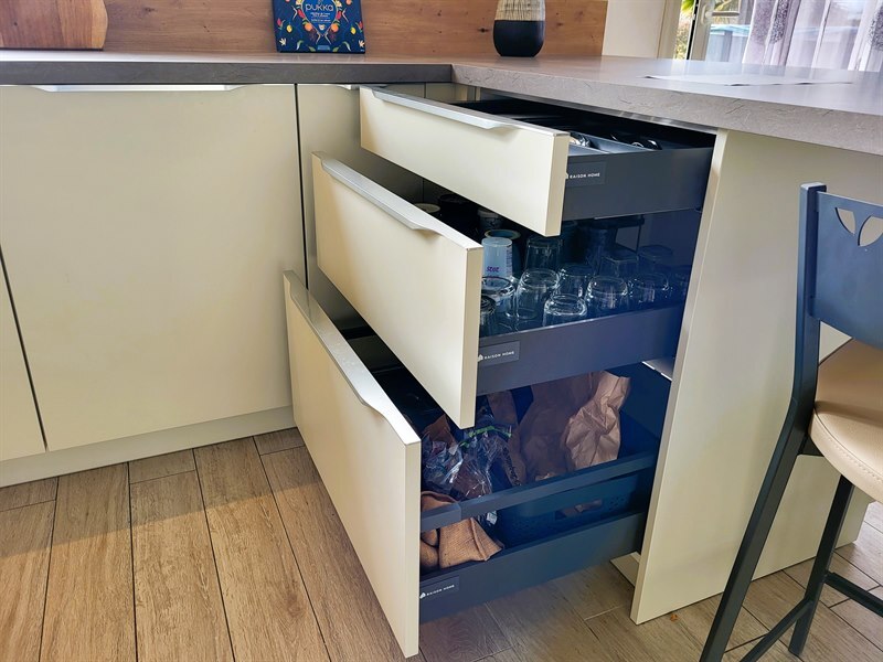 Cuisine ouverte de style moderne beige à Ligne | Raison Home - 5