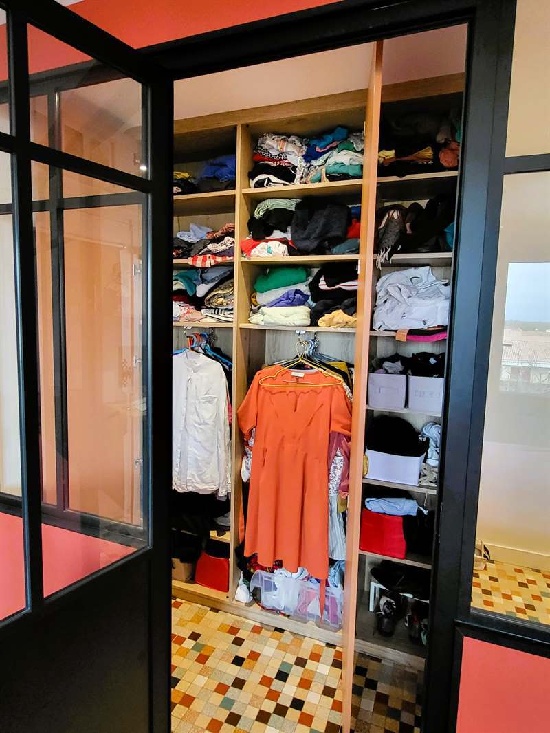 Grand dressing et bureau avec verrière bois et noir à La Chapelle Heulin 6
