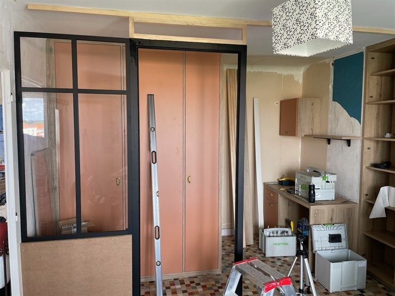 Grand dressing et bureau avec verrière bois et noir à La Chapelle Heulin 9