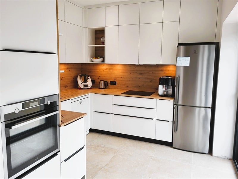 Cuisine ouverte de style moderne bois et blanc à Chaumes-en-Retz | Raison Home - 1