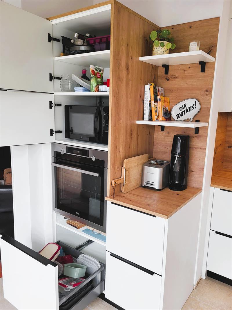Cuisine ouverte de style moderne bois et blanc à Chaumes-en-Retz | Raison Home - 5