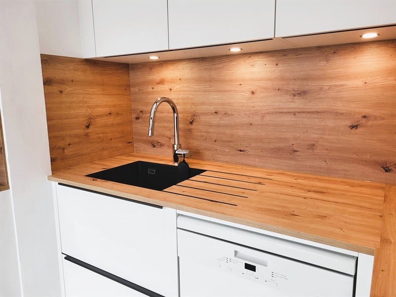Cuisine ouverte de style moderne bois et blanc à Chaumes-en-Retz | Raison Home - 6