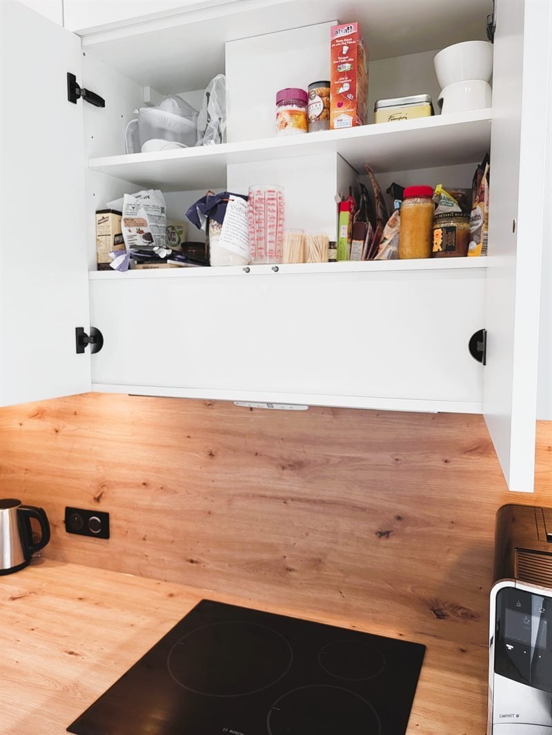 Cuisine ouverte de style moderne bois et blanc à Chaumes-en-Retz | Raison Home - 7