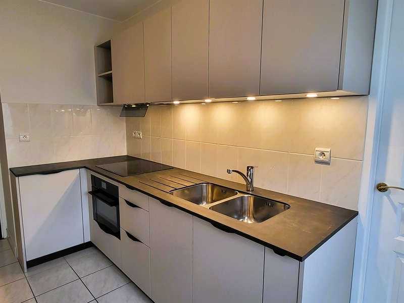 Cuisine fermée de style contemporain gris à Nantes | Raison Home - 1