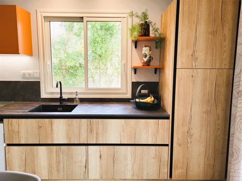Cuisine en L bois et orange à La Haie Fouassiere | Raison Home - 2