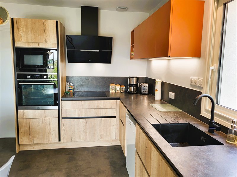 Cuisine en L bois et orange à La Haie Fouassiere | Raison Home - 3