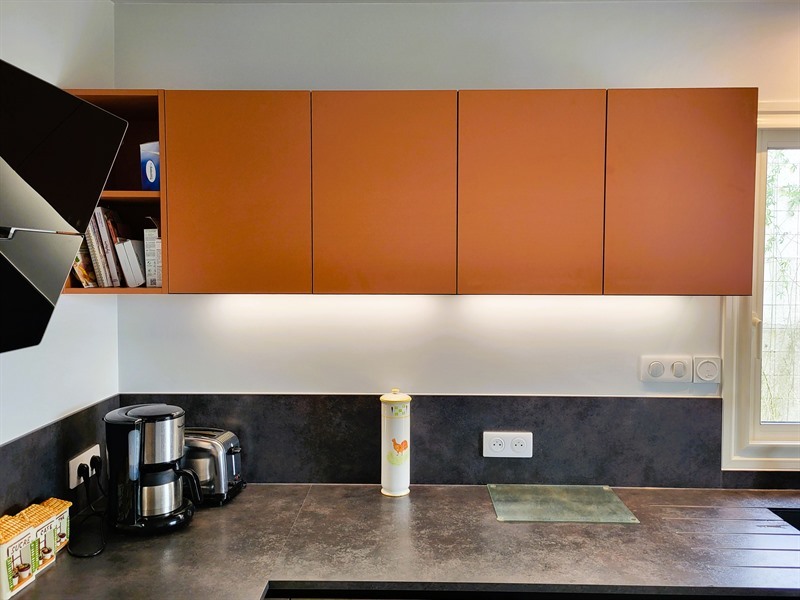 Cuisine en L bois et orange à La Haie Fouassiere | Raison Home - 4