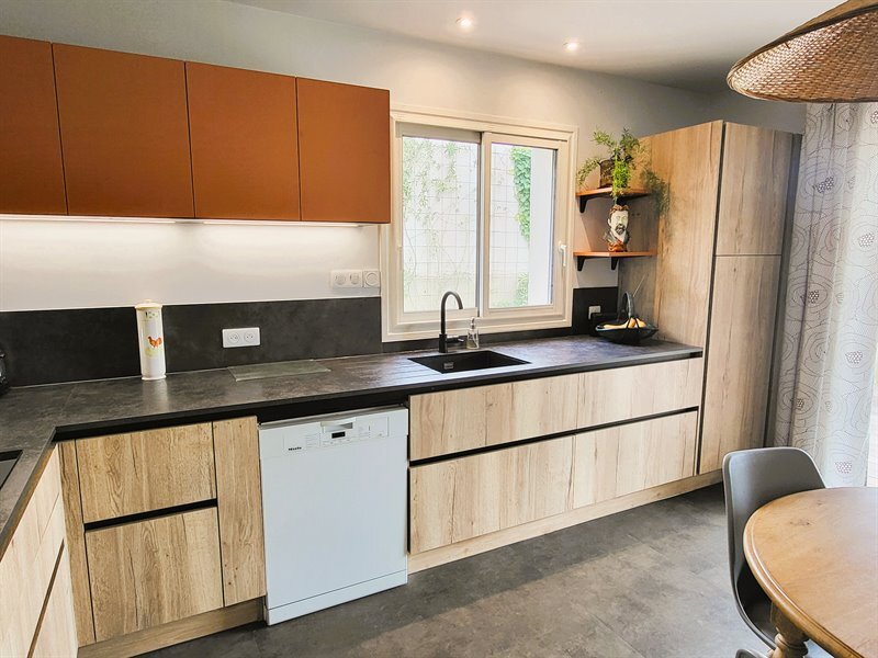 Cuisine en L bois et orange à La Haie Fouassiere | Raison Home - 6