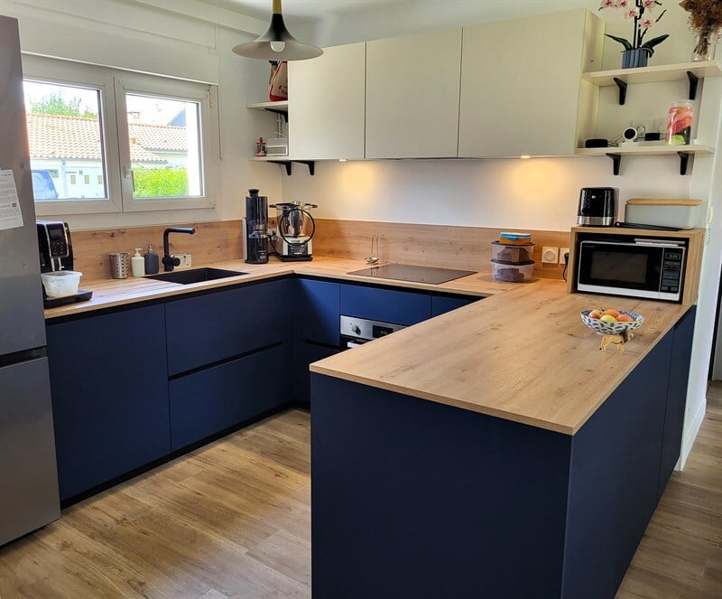 Cuisine en U bois et bleu à Vertou | Raison Home - 1