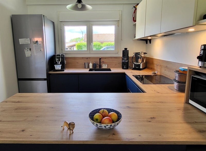 Cuisine en U bois et bleu à Vertou | Raison Home - 3