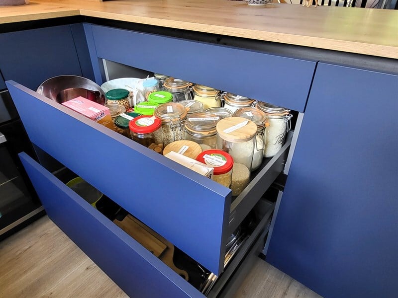 Cuisine en U bois et bleu à Vertou | Raison Home - 6