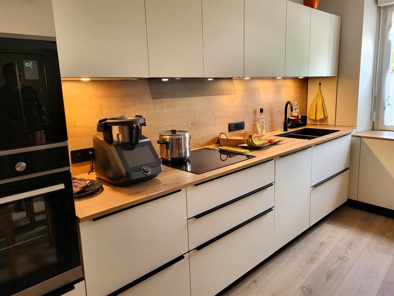 Cuisine ouverte bois et beige à Château-Thébaud | Raison Home - 1