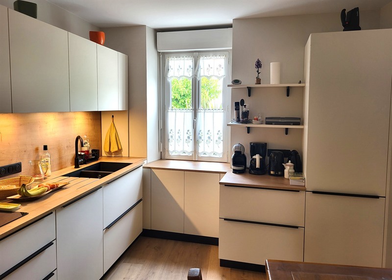 Cuisine ouverte bois et beige à Château-Thébaud | Raison Home - 2
