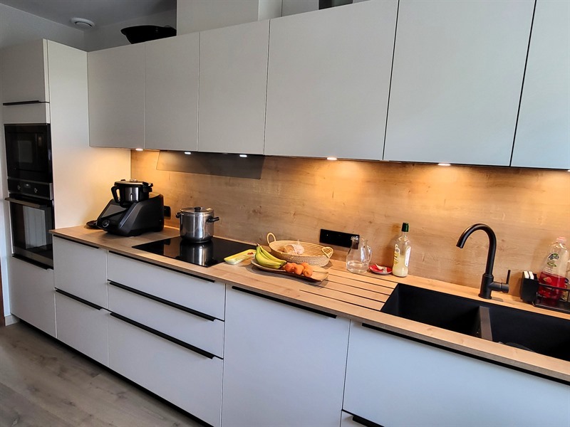 Cuisine ouverte bois et beige à Château-Thébaud | Raison Home - 3