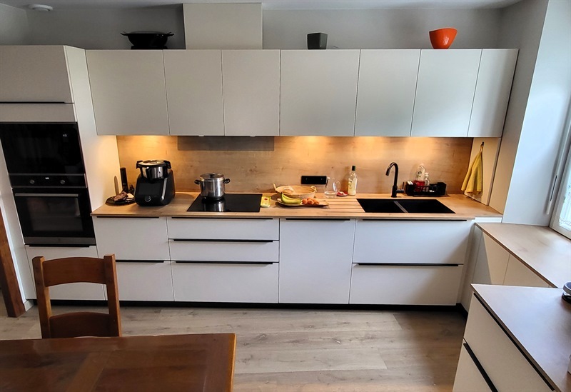 Cuisine ouverte bois et beige à Château-Thébaud | Raison Home - 5