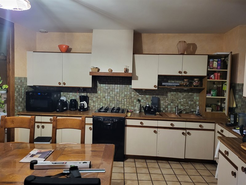 Cuisine ouverte bois et beige à Château-Thébaud | Raison Home - 6