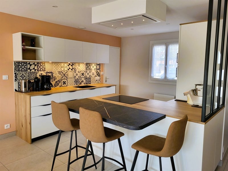 Cuisine ouverte de style moderne bois et blanc à Les Sorinieres | Raison Home - 1