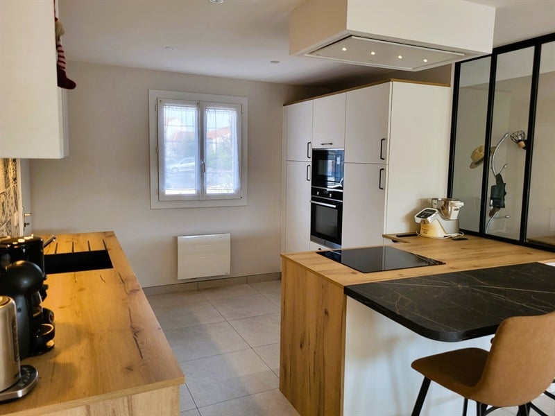 Cuisine ouverte de style moderne bois et blanc à Les Sorinieres | Raison Home - 2