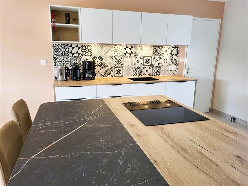 Cuisine ouverte de style moderne bois et blanc à Les Sorinieres | Raison Home - 3