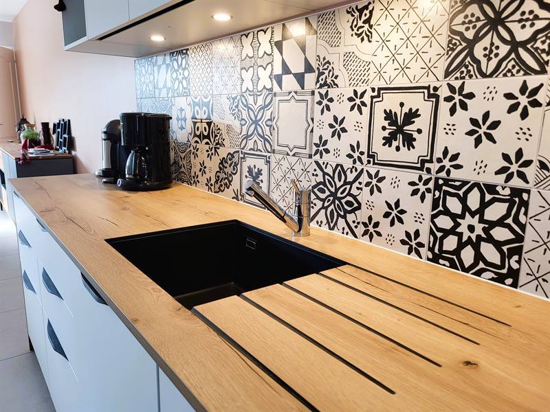 Cuisine ouverte de style moderne bois et blanc à Les Sorinieres | Raison Home - 4