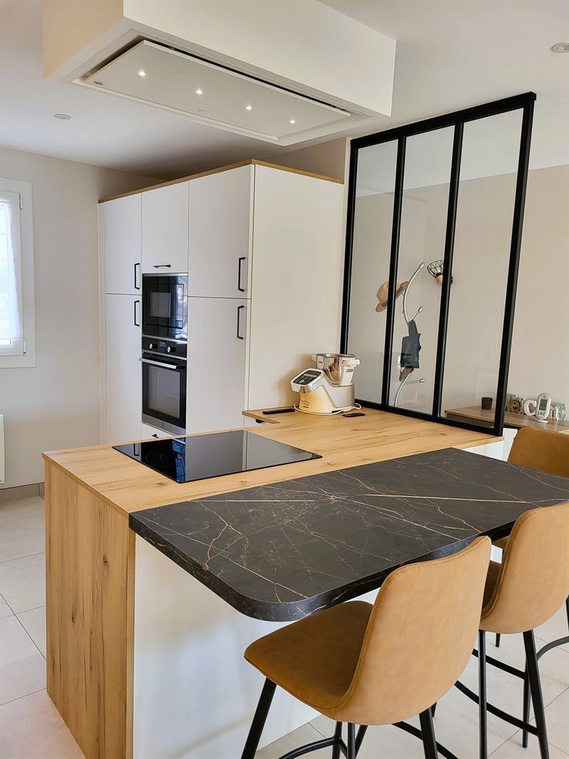 Cuisine ouverte de style moderne bois et blanc à Les Sorinieres | Raison Home - 5