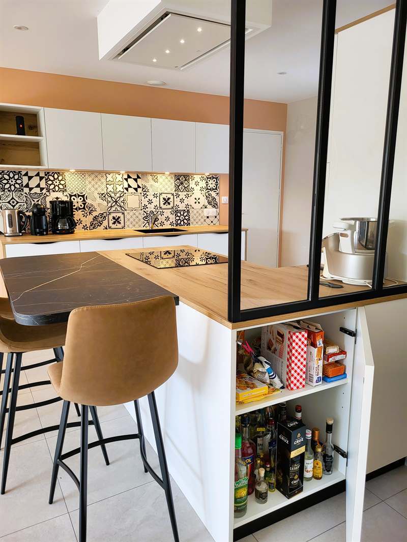 Cuisine ouverte de style moderne bois et blanc à Les Sorinieres | Raison Home - 6