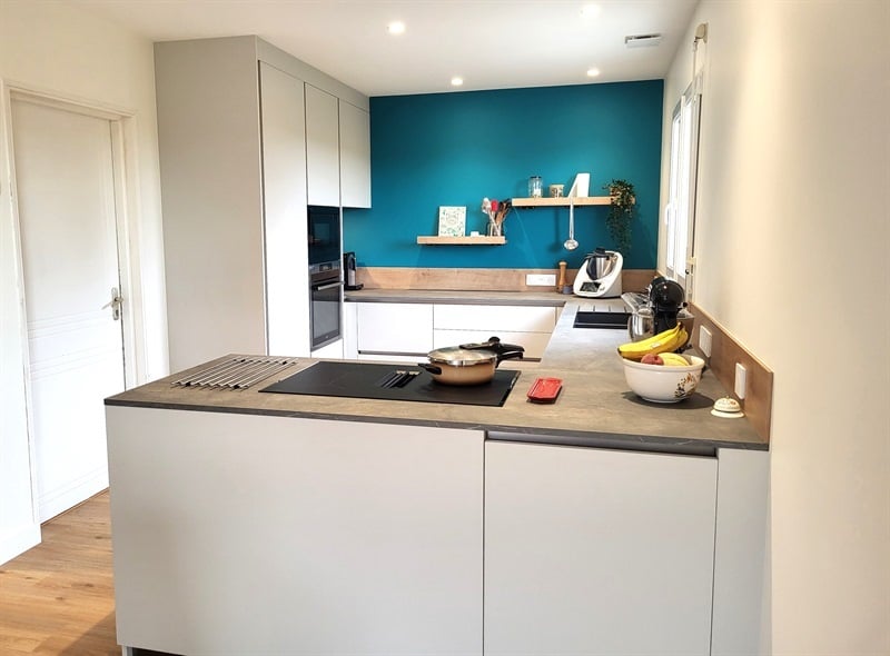 Cuisine ouverte de style moderne bois et gris à Aigrefeuille Sur Maine 1