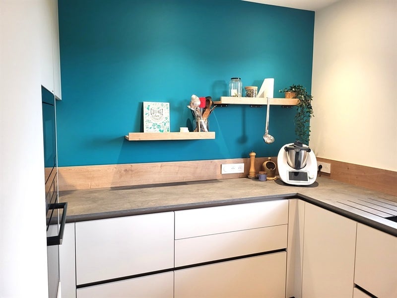 Cuisine ouverte de style moderne bois et gris à Aigrefeuille Sur Maine 2