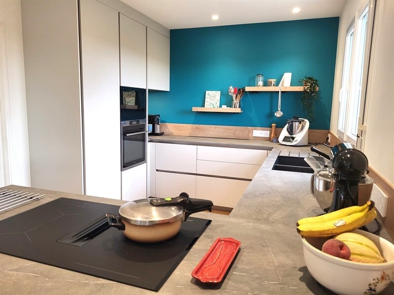 Cuisine ouverte de style moderne bois et gris à Aigrefeuille Sur Maine 3