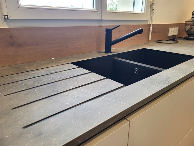 Cuisine ouverte de style moderne bois et gris à Aigrefeuille Sur Maine 4