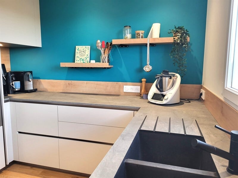 Cuisine ouverte de style moderne bois et gris à Aigrefeuille Sur Maine 5