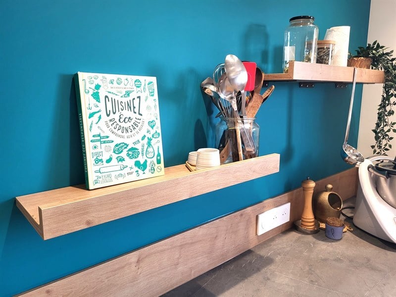 Cuisine ouverte de style moderne bois et gris à Aigrefeuille Sur Maine 6