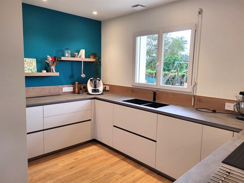 Cuisine ouverte de style moderne bois et gris à Aigrefeuille Sur Maine 8