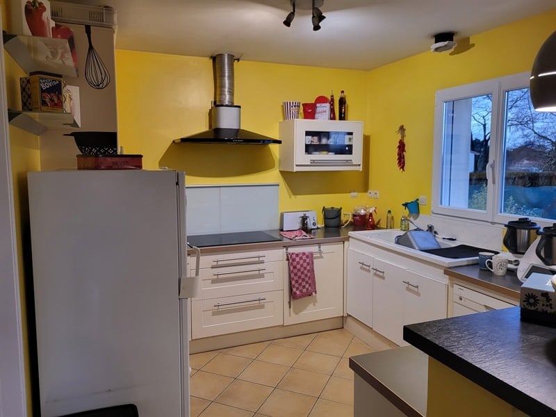 Cuisine ouverte de style moderne bois et gris à Aigrefeuille Sur Maine 9