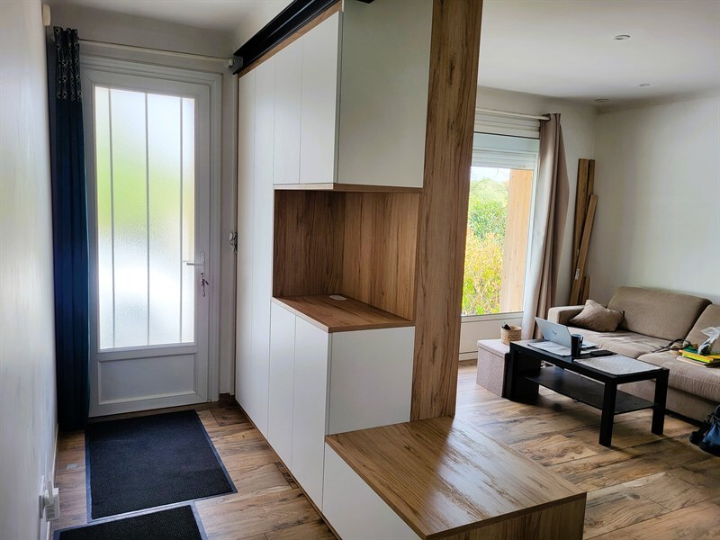 Salon-séjour ouvert de style moderne bois, blanc et vert à Montaigu 2