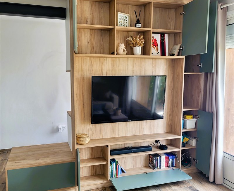 Salon-séjour ouvert de style moderne bois, blanc et vert à Montaigu 3
